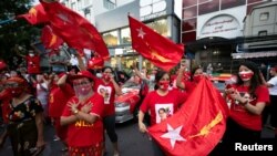 NLD ပါတီ ထောက်ခံသူတချို့ကို ရန်ကုန်မြို့ရှိ NLD ရုံးရှေ့မှာ တွေ့ရ။ (နိုဝင်ဘာ ၀၈၊ ၂၀၂၀)
