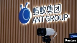 资料照:中国浙江杭州蚂蚁集团总部标识前的摄像头 (2020年10月29日)