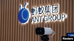 资料照:中国浙江杭州蚂蚁集团总部标识前的摄像头 (2020年10月29日)