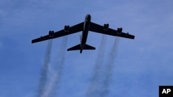 资料照片:一架从美国印第安纳州附近空军基地起飞的B-52轰炸机。(2022年12月23日)