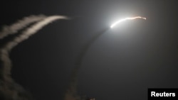 2014年9月23日,美国导弹巡洋舰“菲律宾海”号(USS Philippine Sea)向叙利亚境内的伊斯兰国控制区发射“战斧”巡航导弹。照片是从在海湾游弋的美国乔治•布什号航母上拍到的。