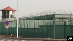 资料照:中国新疆阿图什市的一个拘留设施外的瞭望塔和铁丝网(2018年12月3日)