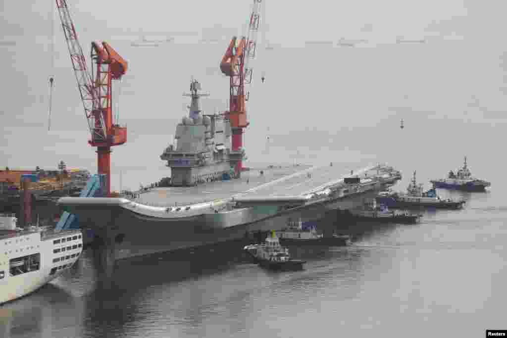 中国第一艘自己开发的航空母舰2018年8月26日在中国辽宁省大连市离开港口,进行第二次海上试航(2018年8月26日)。美国《国家利益》杂志网站9月10日报道说,目前尚不清楚中国何时推出002型航母并最终投入使用,但有关人士认为,中国人的目标是最晚到2030年将四个航母打击群投入运作。10月28日中国第一艘国产001A型航空母舰开始第三次海上测试。
