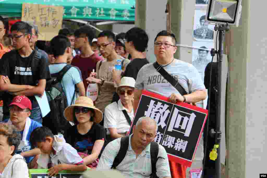 台湾民众星期天在台北的教育部门前示威游行,声援反对“黑箱课纲”的学生,要求教育部长下台。(2015年8月2日 杨明拍摄)
