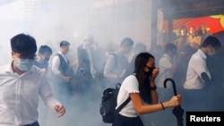 香港警察发射催泪弹驱散在中环的抗议民众。(2019年11月11日)