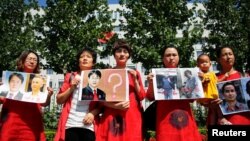 资料照:中国709案被关押的人权律师的家属在北京的最高法院前要求释放她们的丈夫。(2017年7月7日)