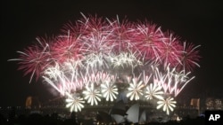 澳大利亚悉尼放烟花迎新年(2014年1月1日)