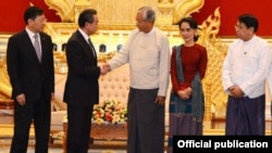 တရုတ်နိုင်ငံခြားရေးဝန်ကြီး ဝမ်ယီကို သမ္မတ ဦးထင်ကျော်နဲ့ နိုင်ငံခြားရေးဝန်ကြီး ဒေါ်အောင်ဆန်းစုကြည်တို့မှ လက်ခံတွေ့ဆုံစဉ်