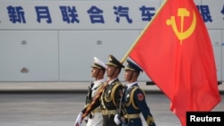 解放军士兵手持中共党旗(2019年10月1日)