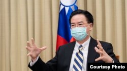 资料照:台湾外交部长吴钊燮在接受法国解放报采访。(照片来源:台湾外交部)