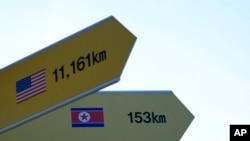 韩朝边境韩国一侧的坡州临津阁的路标显示,此地距离朝鲜153公里,距离美国1万1161公里。