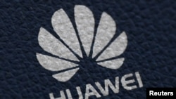 资料照片:在英国伦敦,华为的标识出现在一台通讯设备上。(2020年1月28日)