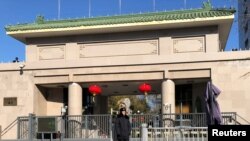 资料照:中共中央纪律检查委员会在北京总部的大门外保安人员在站岗。(2018年2月10日)