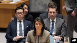 美国常驻联合国大使妮基·黑利在纽约联合国总部就朝鲜最新导弹试射举行的安理会会议上发言。(2017年11月29日)