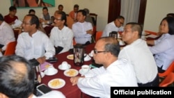 ဖွဲ့စည်းပုံပြင်ဆင်ရေး ပူးပေါင်းဆောင်ရွက်ဖို့ NLD နဲ့ ၈၈ ငြိမ်းချမ်းရေးနဲ့ ပွင့်လင်းလူ့အဖွဲ့အစည်းတို့ တွေ့ဆုံဆွေးနွေးနေစဉ်။ (ဓာတ်ပုံ - ၈၈ ငြိမ်းချမ်းရေးနဲ့ ပွင့်လင်းလူ့အဖွဲ့အစည်း)