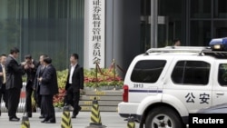 中国警车停在中国证监会门口(2015年7月9日)