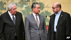 资料照片:2024年7月23日,中国外长王毅在北京钓鱼台国宾馆为巴勒斯坦各派主持“和解对话”。左为法塔赫副主席马哈茂德·阿卢尔(Mahmud al-Aloul),右边是哈马斯高级成员穆萨·阿布·马尔祖克(Mussa Abu Marzuk)。
