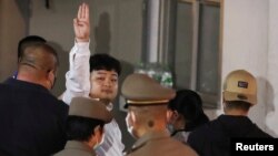 泰国民主抗议运动学生领袖之一Parit Chiwarak在8月14日抗议中被军警带走。(路透社提供)