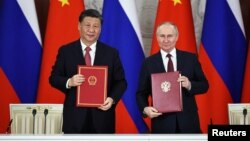 中国领导人习近平与俄罗斯总统普京在莫斯科克里姆林宫签署协议。(2023年3月21日)