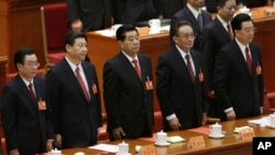 中共十八大闭幕式上的政协主席贾庆林(中)和中纪委书记贺国强(左)、国家副主席习近平、人大委员长吴邦国、国家主席胡锦涛