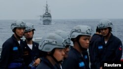 资料照:台湾基隆号导弹驱逐舰和海军舰艇在花莲附近参加军事演习。(2019年5月22日)