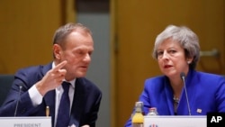 英国首相特蕾莎·梅和欧洲理事会主席图斯克在布鲁塞尔出席欧盟峰会的一次圆桌会议。(2018年11月25日)