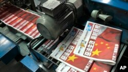 备受争议的《香港国安法》于2020年7月1日实施,当天出版的《苹果日报》头版以“恶法生效 两制盖棺”为题。(资料照:美联社)
