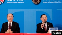 台湾经济部长张家祝与外交部长林永乐在台湾与新加坡签署贸易协议后出席记者会。(2013年11月7日)