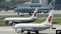 资料照片: 在北京首都国际机场的中国国际航空公司的飞机。(2009年8月20日)