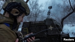 Українські військові воюють за допомоги власної та західної зброї, зокрема модифікованих систем ППО за програмою Пентагону FrankenSAM. На фото: військовослужбовець 92-ї окремої десантно-штурмової бригади біля Бахмута, 16 січня 2024 р. REUTERS/Inna Varenytsia