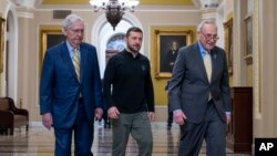 Президент України Володимир Зеленський у супроводі лідерів демократів та республіканців у Сенаті Чака Шумера та Мітча Макконнелла 26 вересня 2024 року. Фото: AP/J. Scott Applewhite
