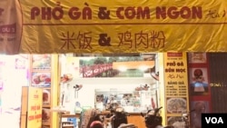 尽管越南和中国在现代经济中经历了不同的转折,但许多越南商店都有中文标识,这是两国拥有共同历史的一个挥之不去的迹象。(2018年12月28日)