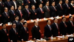表态文化和站队文化是中国政治的潜规则。图为2012年11月中共十八大闭幕式上,前排左起:贾庆林、吴邦国、胡锦涛、江泽民、温家宝、李长春、李克强、周永康。除了李克强之外,他们现在都是前常委。