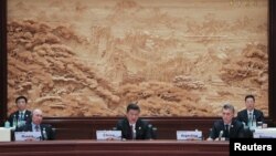 中国主席习近平,俄罗斯总统普京和阿根廷总统马克里在北京雁栖湖国际会议中心举行的“一带一路”国际合作高峰论坛的圆桌峰会上(2017年5月15日)