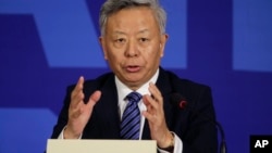 亚洲基础设施投资银行首任行长、前中金公司董事长金立群在记者会上讲话。(2016年1月17日)