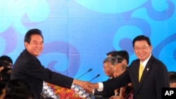 第六次江陈会正式召开,陈云林(左)江丙坤(右)握手致意