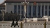戴着口罩的中国武警士兵在北京人大会堂前空旷的天安门广场上行走。(2020年2月23日)