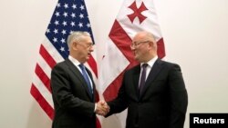 美国国防部长马蒂斯(左)2018年10月3日在布鲁塞尔与格鲁吉亚国防部长伊佐里亚握手