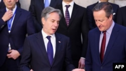 美国国务卿布林肯(左)与英国外相卡梅伦2024年4月4日在布鲁塞尔北约外长会议上。