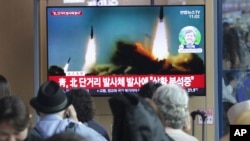 2019年5月4日,韩国首尔火车站,人们观看电视播放朝鲜射弹的新闻。