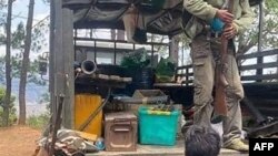Chinland Defence Force (CDF) အဖွဲ့က မြန်မာစစ်တပ်ဘက်ကသိမ်းဆည်းရမိတဲ့ စစ်ကားပေါ်ပါ ပစ္စည်းများကို စစ်ဆေးနေစဉ်။ (မေ ၂၁၊ ၂၀၂၁)