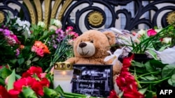 俄罗斯驻柏林大使馆外为莫斯科音乐厅恐袭死难者设立的临时记念场所。 (2024年3月22日)