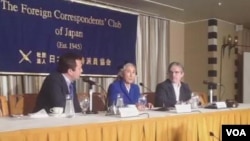 世界维吾尔大会主席热比娅2013年6月20日在东京外国记者俱乐部举行记者会。(美国之音小玉拍摄)