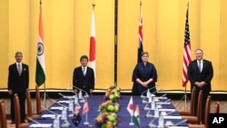 左起:印度外长苏杰生,日本外相茂木敏充,澳大利亚外长佩恩和美国国务卿蓬佩奥在东京举行四方会谈。(2020年10月6日)