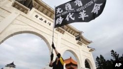 台湾民众在台北自由广场挥舞旗帜纪念百万人反送中大游行一周年并抗议港区国安法。(2020年6月13日)