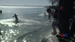 不畏罕见严寒气候 美国多地冬泳出台 不畏罕见严寒气候 美国多地冬泳出台