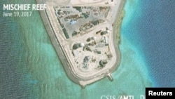 亚洲海事透明度倡议组织(CSIS)向路透社发布的卫星图像,显示了在南中国海有争议的人工岛礁美济礁上疑似有新的建筑物。