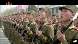 朝鲜官方电视台KRT视频图像显示,士兵在平壤金日成广场参加阅兵式(2017年4月15日)。