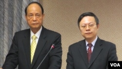 台湾陆委会主委王郁琦(右)星期三在立法院接受质询 (美国之音张永泰拍摄)
