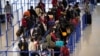 上海浦东国际机场内戴着口罩的旅客。(2020年1月27日)